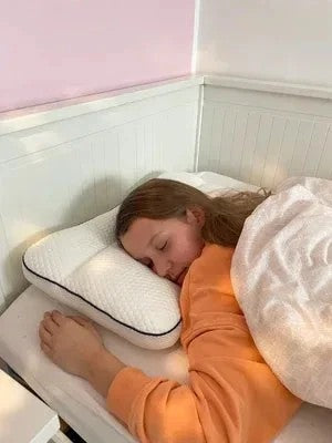 Un enfant au repos sur un oreiller