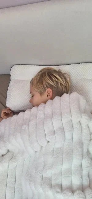 Un enfant au repos sur un oreiller