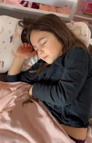 Un enfant au repos sur un oreiller