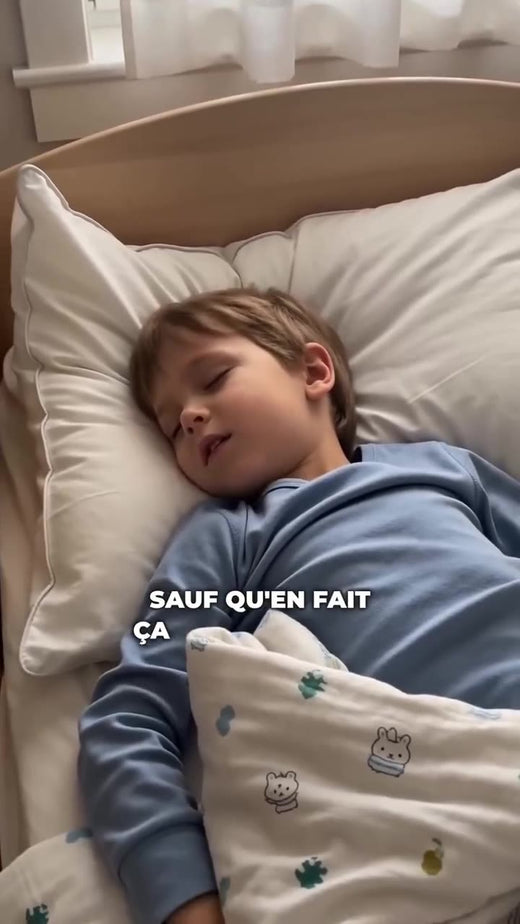 Enfant avec son oreiller Pioupiou