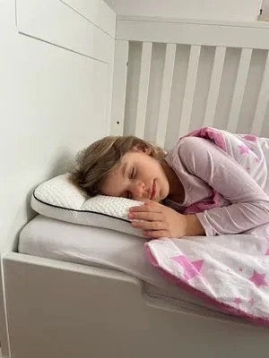 Un enfant au repos sur un oreiller