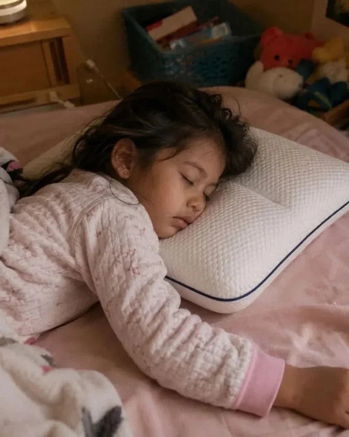 Un enfant au repos sur un oreiller