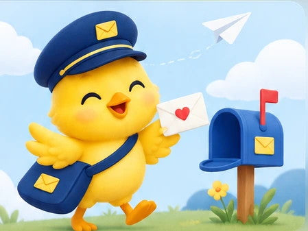 Pioupiou habillé en postier avec une enveloppe près d’une boîte aux lettres